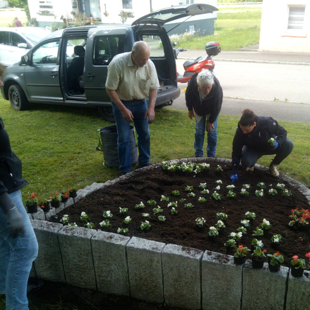 Bepflanzung des Blumenbeets mit dem Reichenbacher Wappen