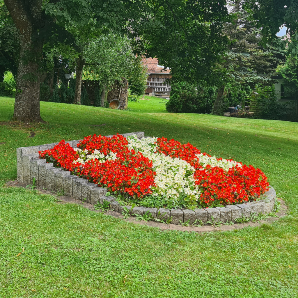 Blumenbeet mit Reichenbacher Wappen